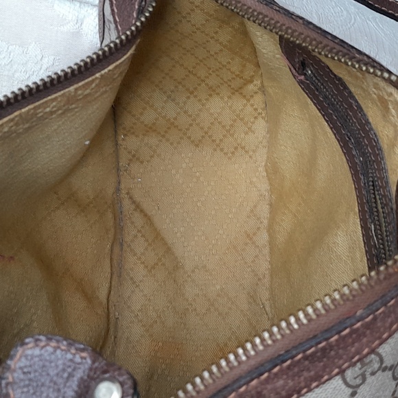 Gorgrous Vintage Gucci Shoulder Bag with Green and Red Accents! - Picture 7 of 15